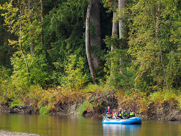 Drifting the Atnarko river with an experienced guide is one of the best ways to photograph bears.